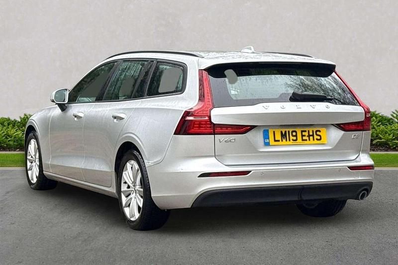 Usado Volvo V60 Momentum 150 HP (110 kW) 2019 Prateado Carrinha