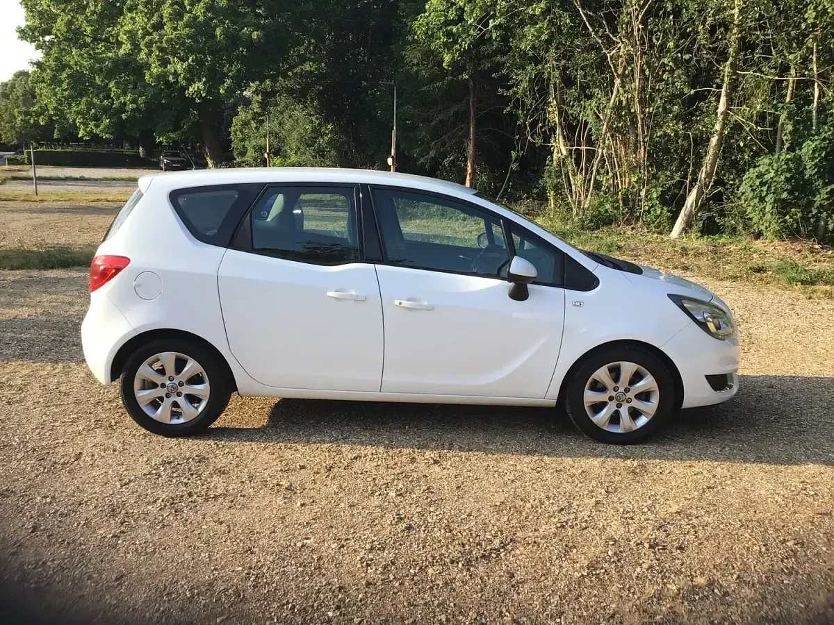 Used Vauxhall Meriva 2017 White MPV