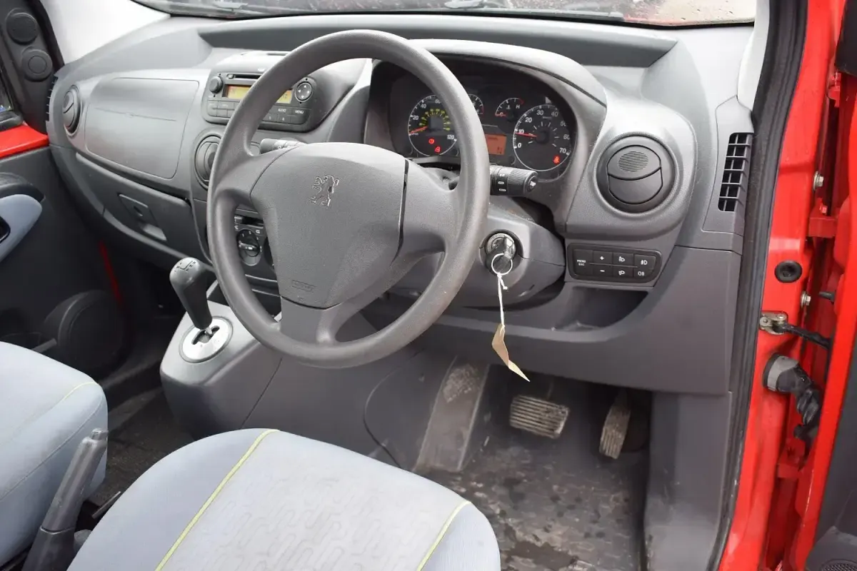 Used Peugeot TePee Outdoor 70 HP (51 kW) 2010 Red MPV