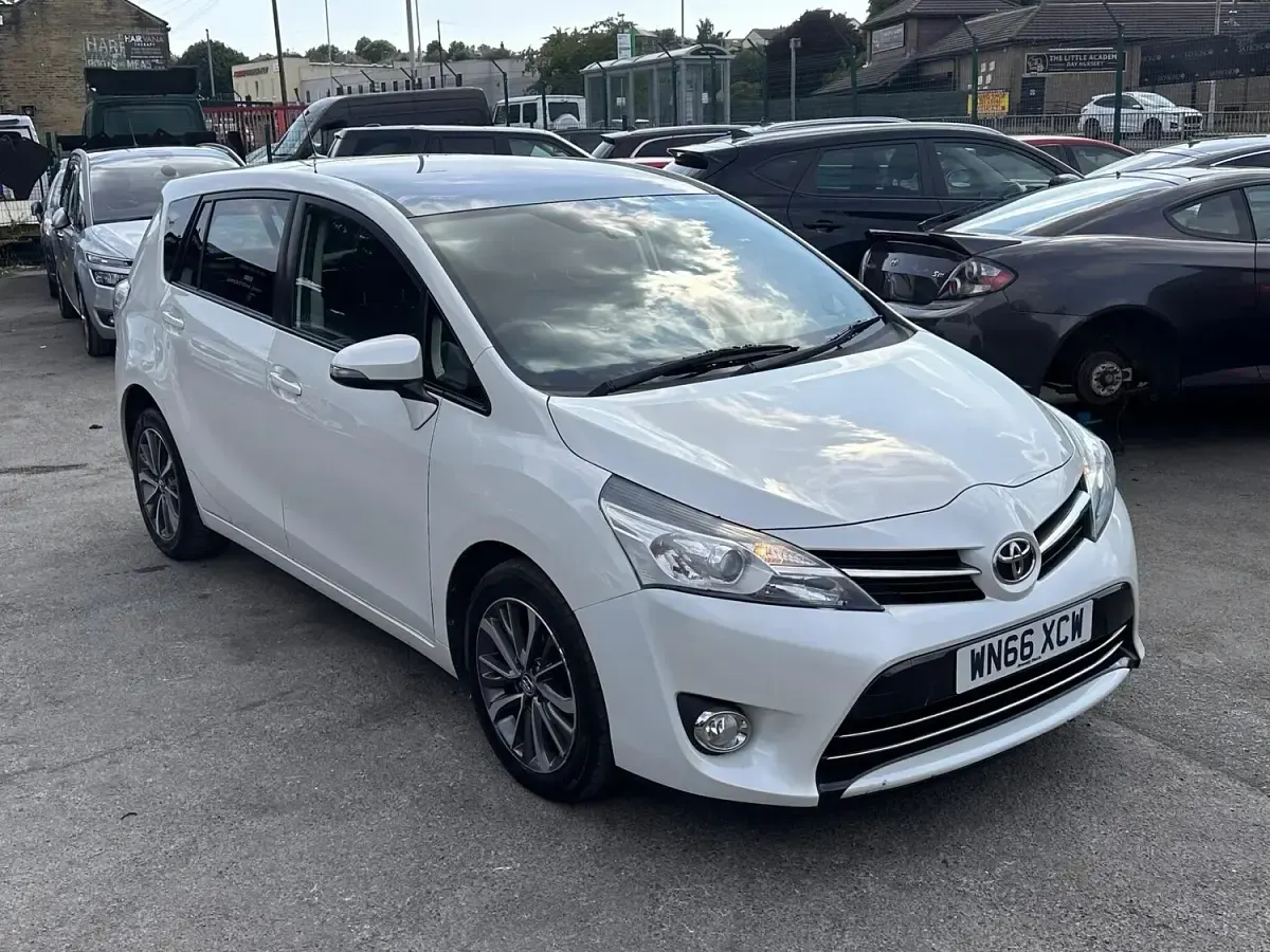 Used Toyota Verso Design 112 HP (82 kW) 2016 White MPV