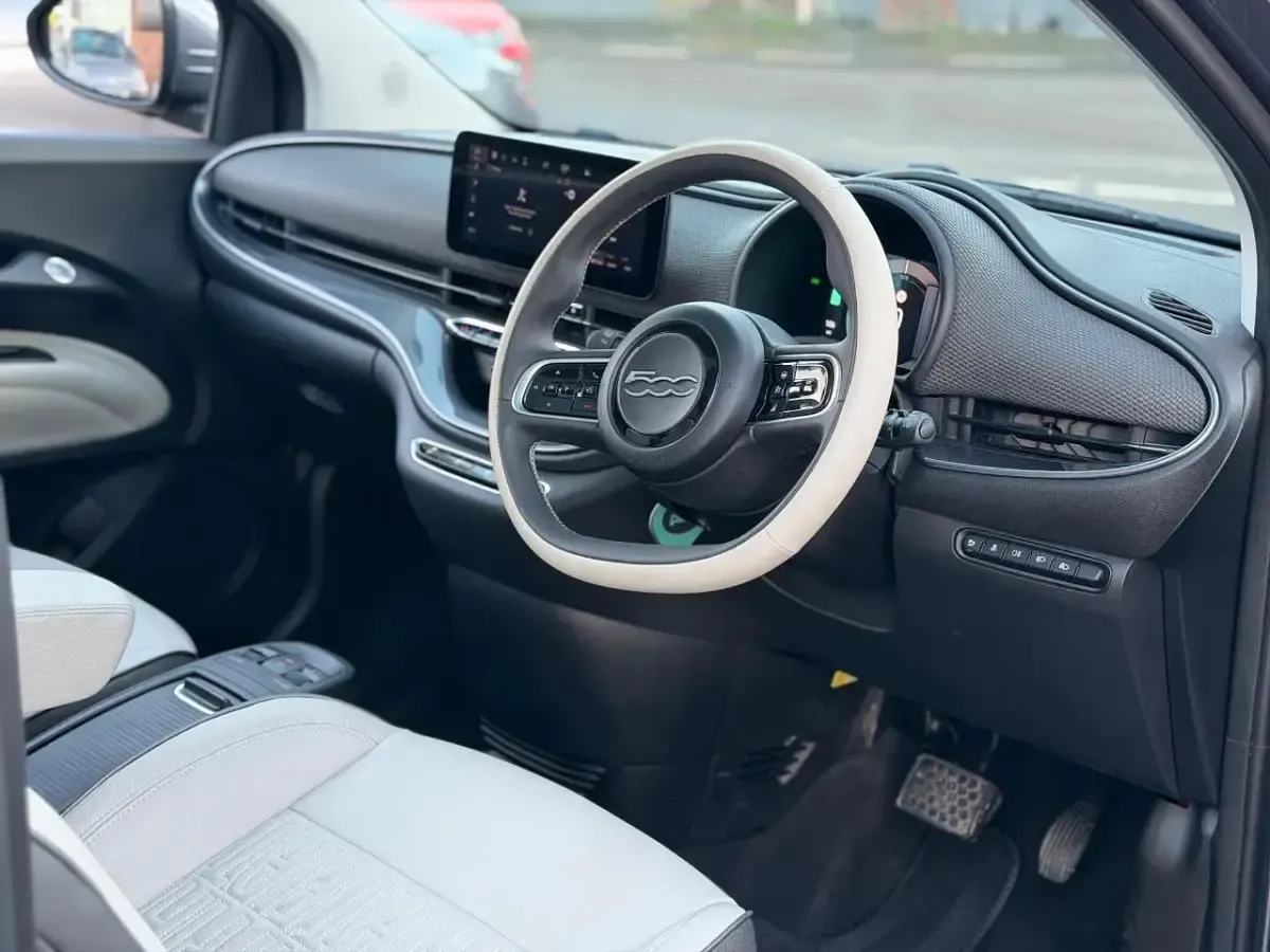 Gebraucht Fiat 500e La Prima 85 kW (116 PS) 2022 Grau Kleinwagen