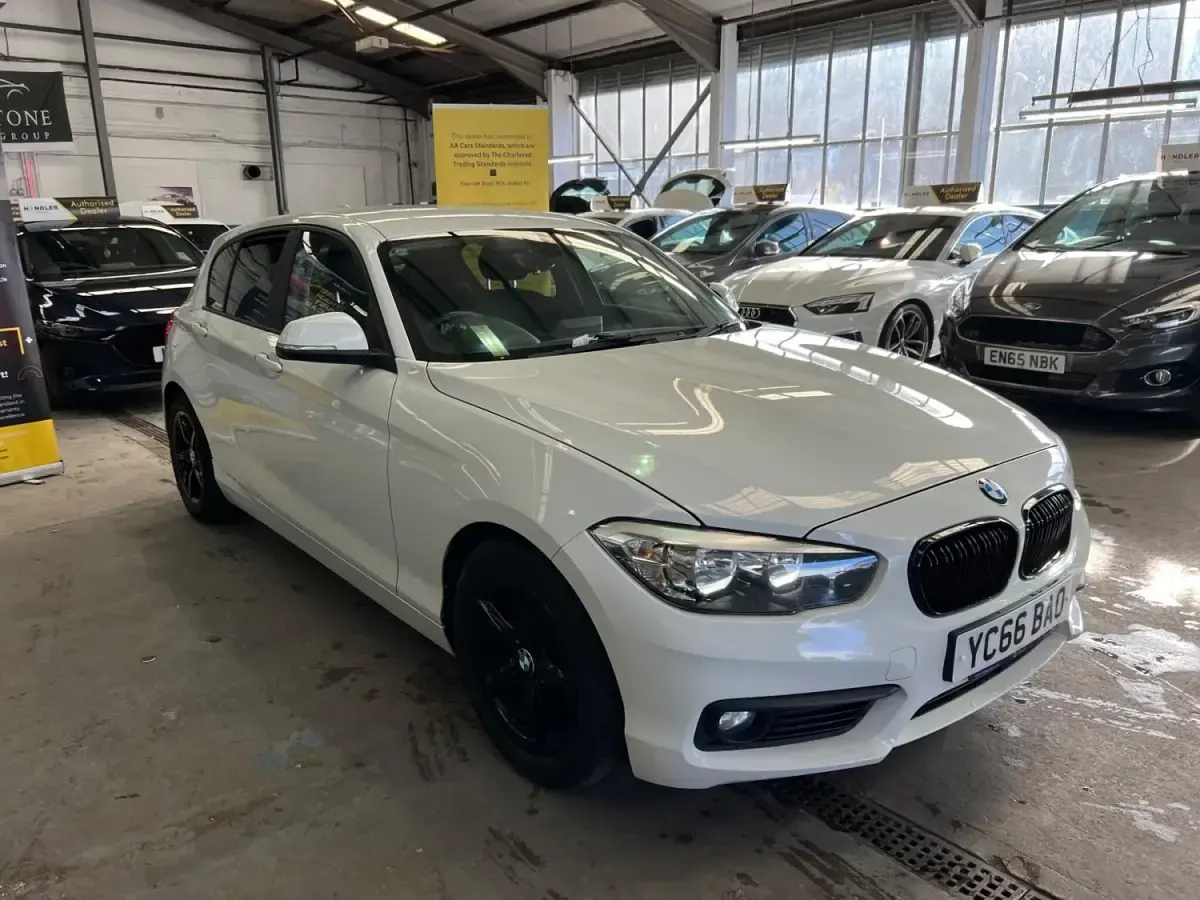 Begagnad BMW 116 Efficient Dynamics 2016 Vit Halvkombi
