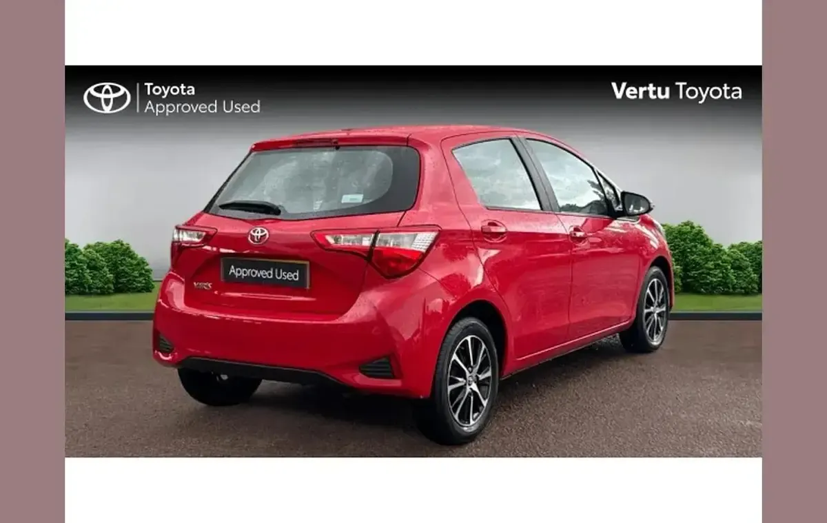 Gebraucht Toyota Yaris 111 PS (81 kW) 2018 Rot Kleinwagen