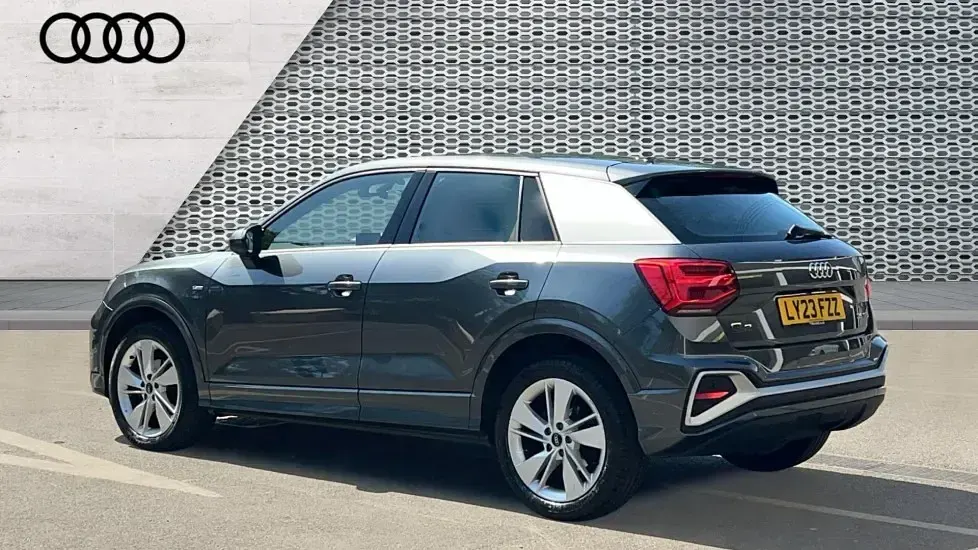 Begagnad Audi Q2 S-Line 150 HK (110 kW) 2023 Grå SUV