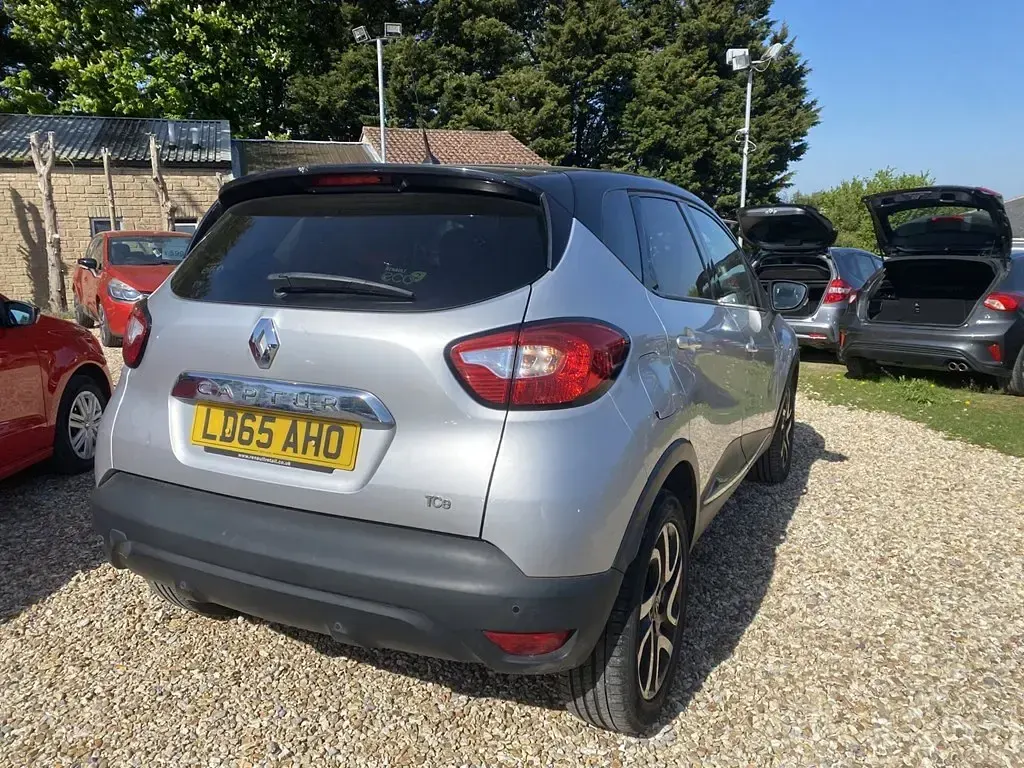 Usado Renault Captur Dynamique 90 HP (66 kW) 2015 Prateado SUV