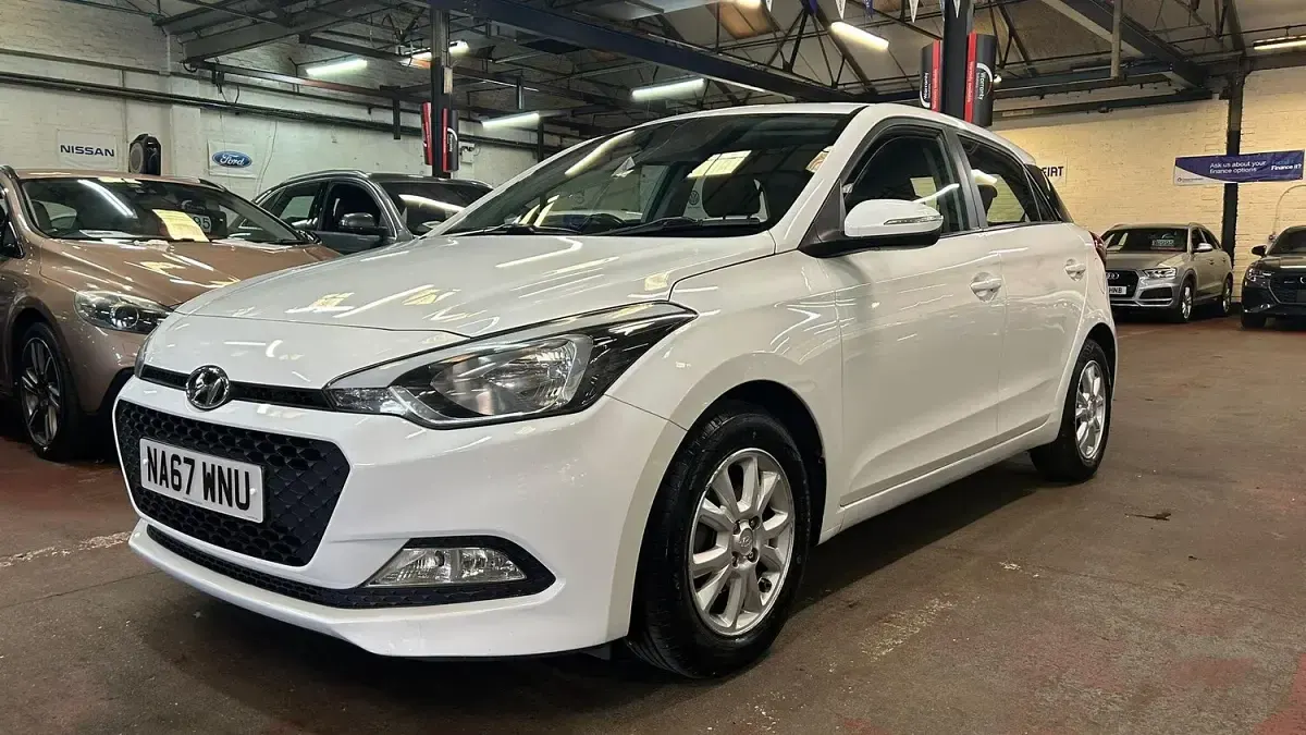 Used Hyundai i20 SE 84 HP (61 kW) 2017 White Hatchback