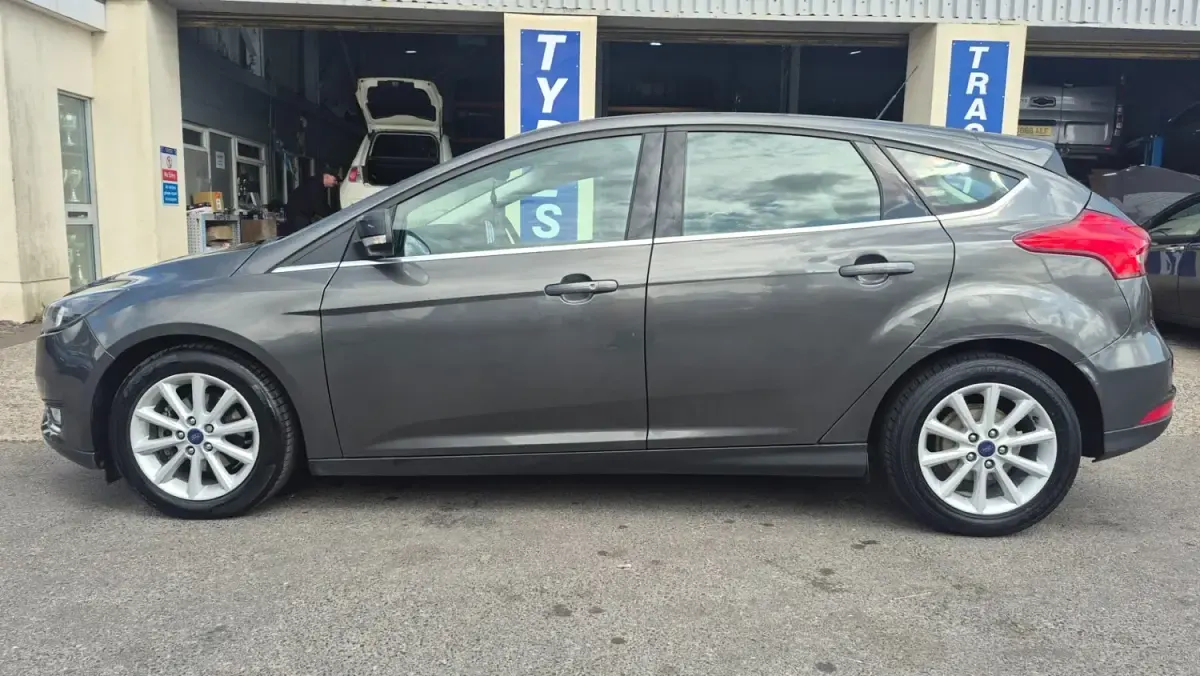 Używany Ford Focus Titanium 2016 Szary Hatchback