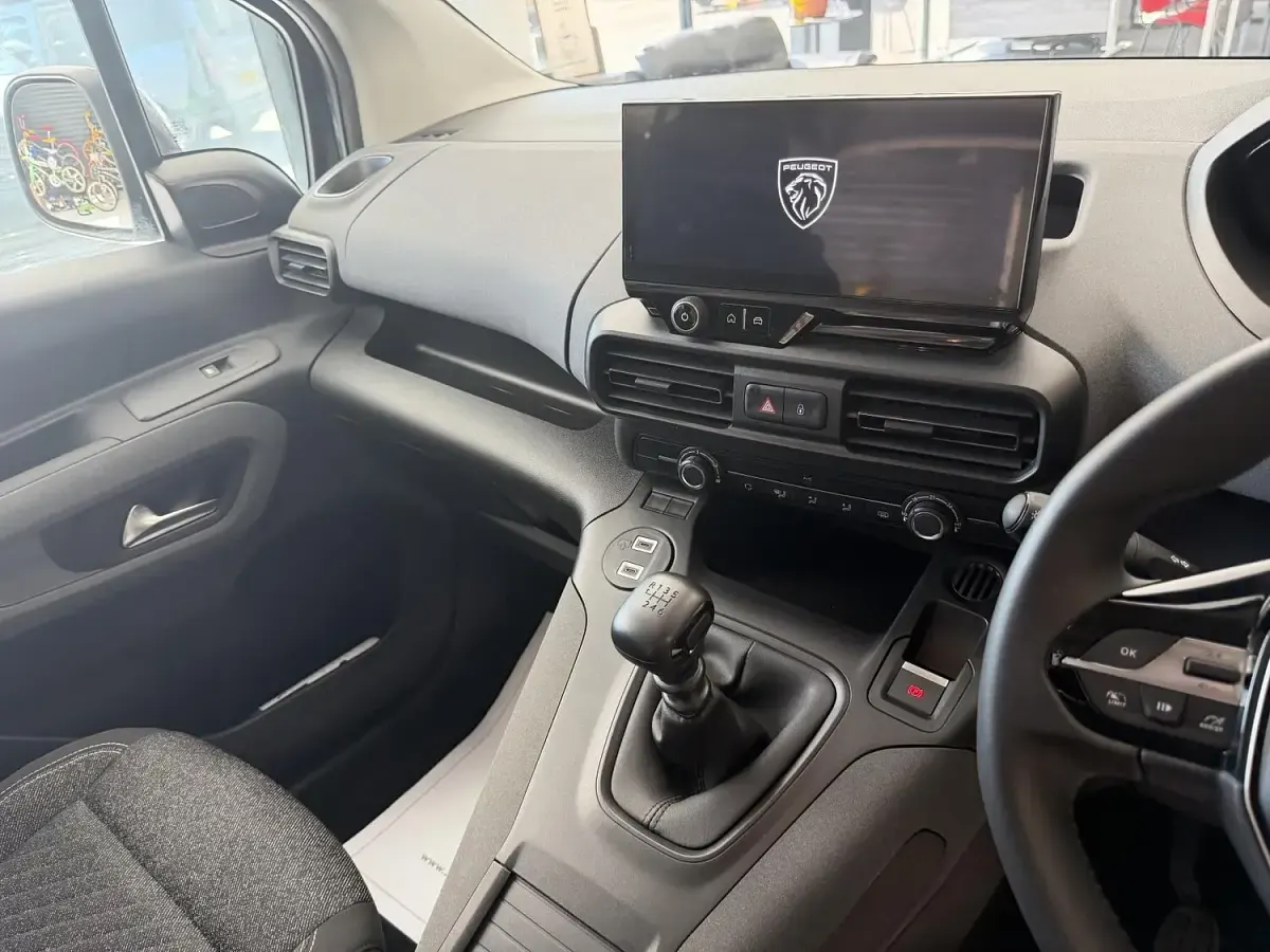 Used Peugeot Rifter Allure 100 HP (73 kW) 2024 Blue MPV