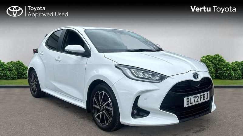 Used Toyota Yaris Hybrid Design 116 HP (85 kW) 2022 White Hatchback