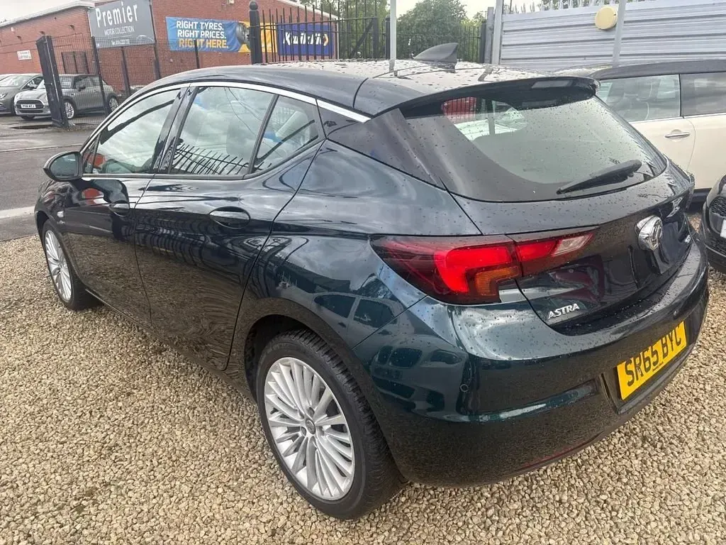 Second-hand Vauxhall Astra Elite 136 CP (100 kW) 2016 Verde Hatchback