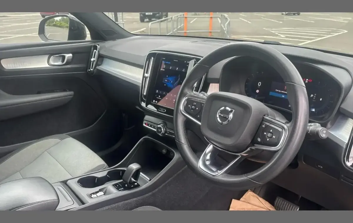 Usado Volvo XC40 Core 161 HP (118 kW) 2023 Preto SUV