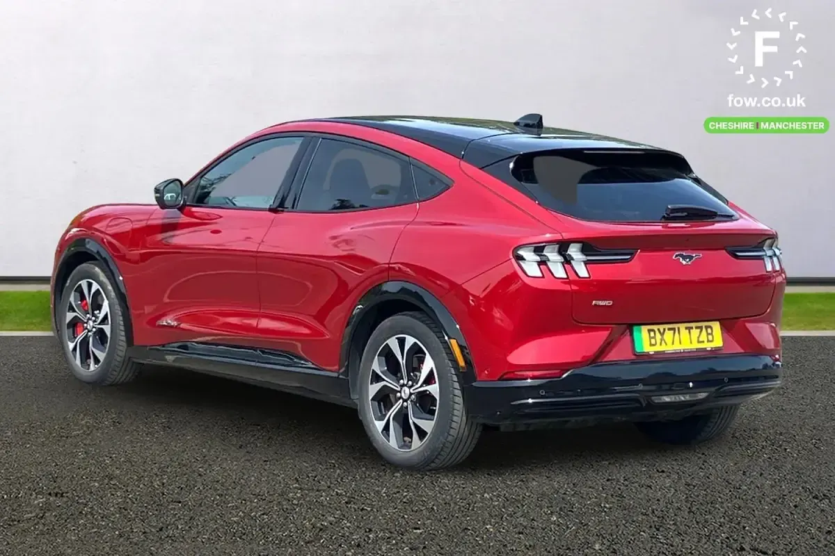 Begagnad Ford Mustang Extended Range 351 HK (258 kW) 2021 Röd Halvkombi