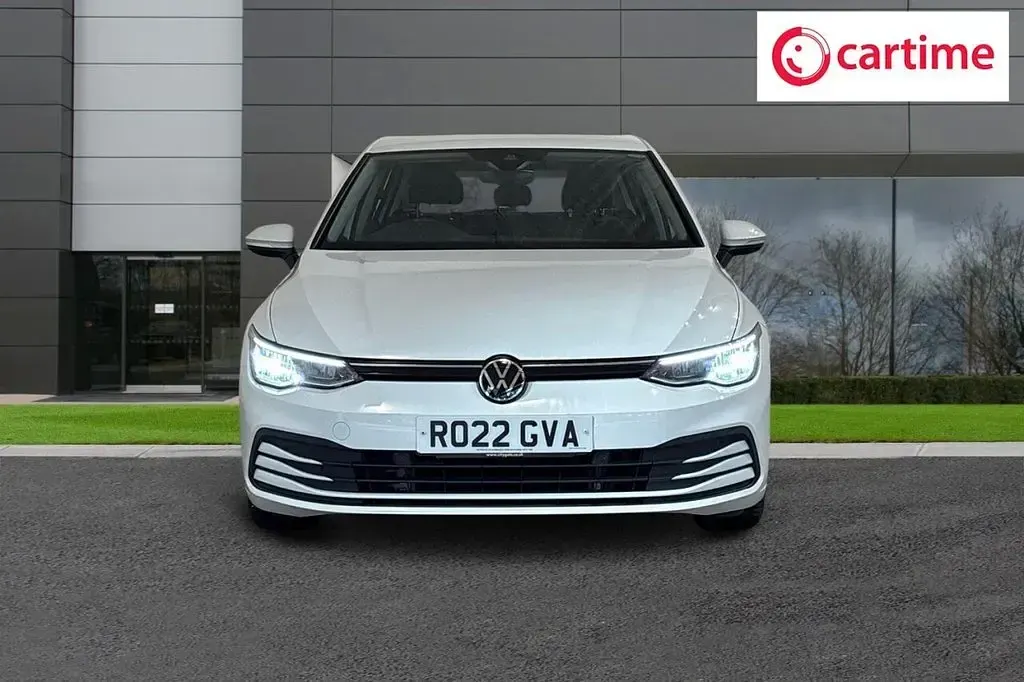 Second-hand VW Golf VIII Life 150 CP (110 kW) 2022 Alb Hatchback