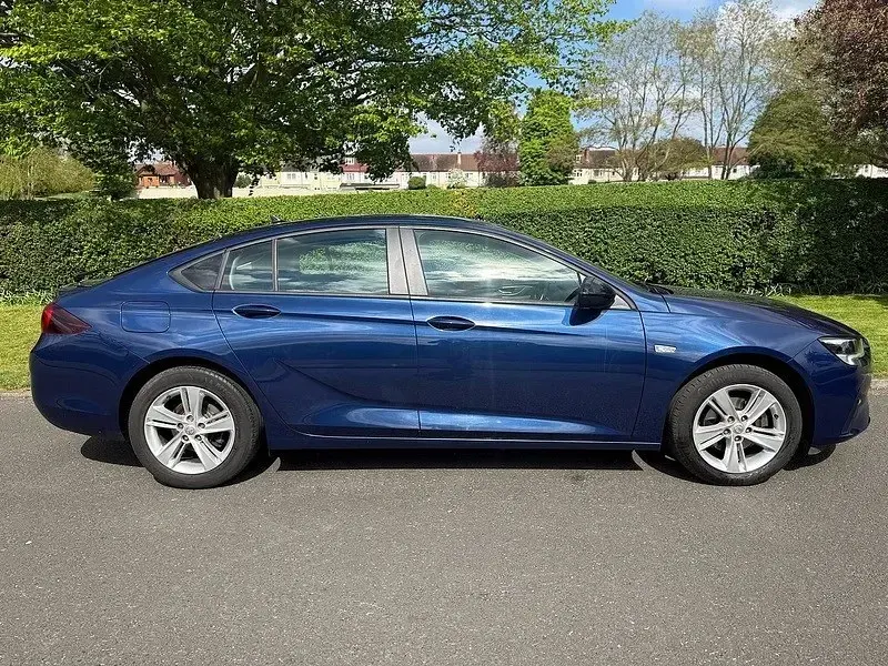 Second-hand Vauxhall Insignia Sport 122 CP (89 kW) 2021 Albastru Hatchback