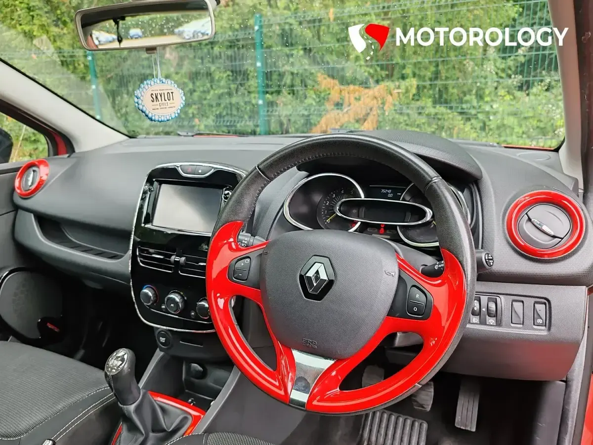 Used Renault Clio IV Dynamique 89 HP (65 kW) 2014 Red Hatchback