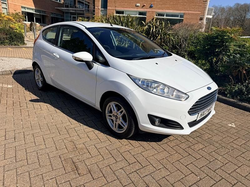 Used Ford Fiesta Zetec 105 HP (77 kW) 2013 White Hatchback