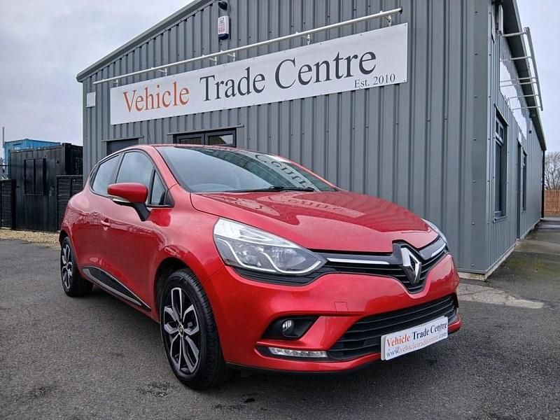 Used Renault Clio IV Play 75 HP (55 kW) 2018 Red Hatchback