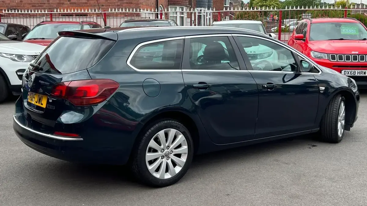 Used Vauxhall Astra Elite 115 HP (84 kW) 2015 Green Estate
