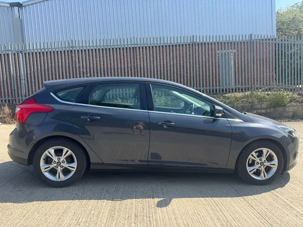 Used Ford Focus Zetec 115 HP (84 kW) 2013 Grey Hatchback
