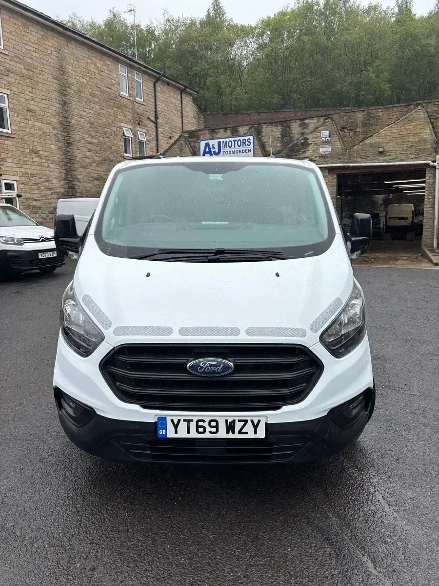 Used Ford Transit Custom 105 HP (77 kW) 2019 White Van