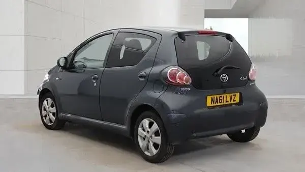 Begagnad Toyota Aygo 2011 Grå Halvkombi
