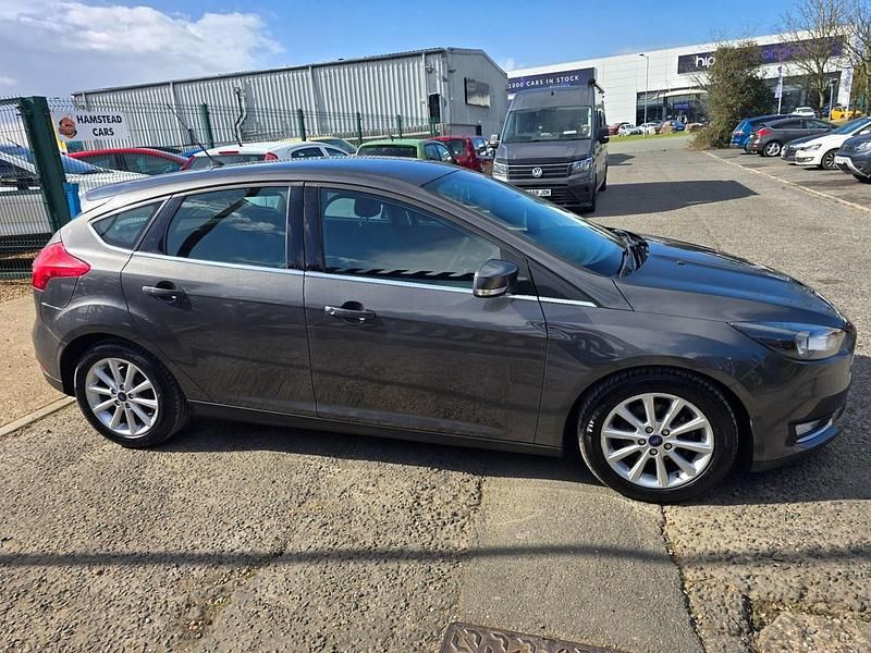 Used Ford Focus Titanium 125 HP (91 kW) 2015 Grey Hatchback