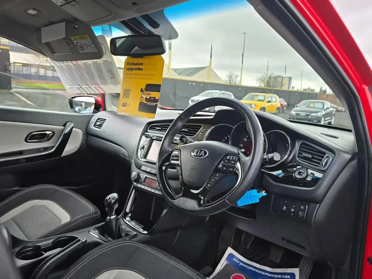Używany Kia Ceed 127 KM (93 kW) 2014 Czerwony Hatchback