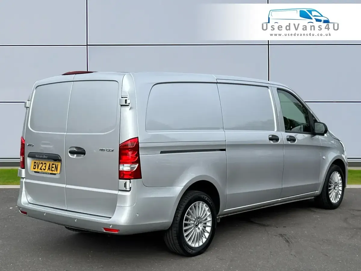 Usado Mercedes Vito Premium 163 HP (119 kW) 2023 Prateado Van