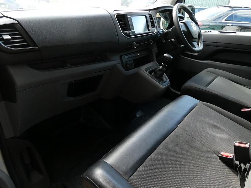 Used Vauxhall Vivaro S 100 HP (73 kW) 2022 White MPV