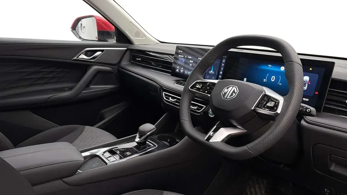New MG HS SE 224 HP (164 kW) 2025 Tri coat  dynamic red SUV