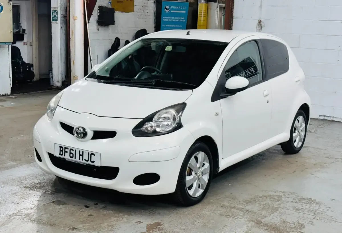 Used Toyota Aygo 68 HP (50 kW) 2011 White Hatchback
