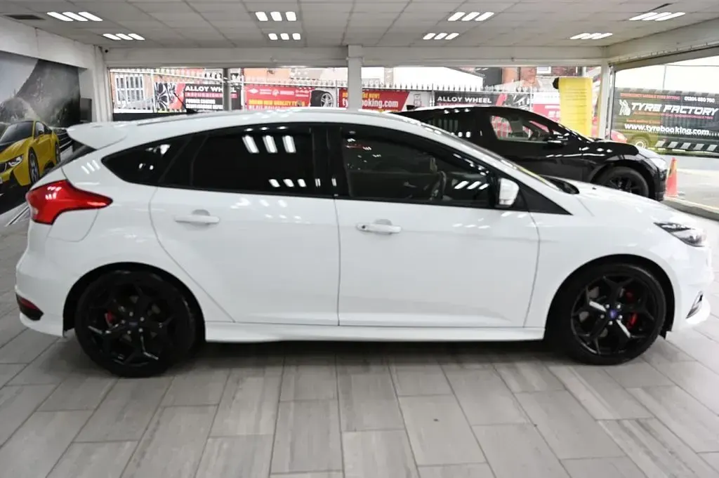Used Ford Focus ST 185 HP (136 kW) 2015 White Hatchback