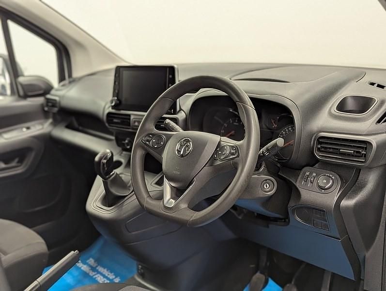 Used Vauxhall Combo Sportive 101 HP (74 kW) 2020 White jade MPV
