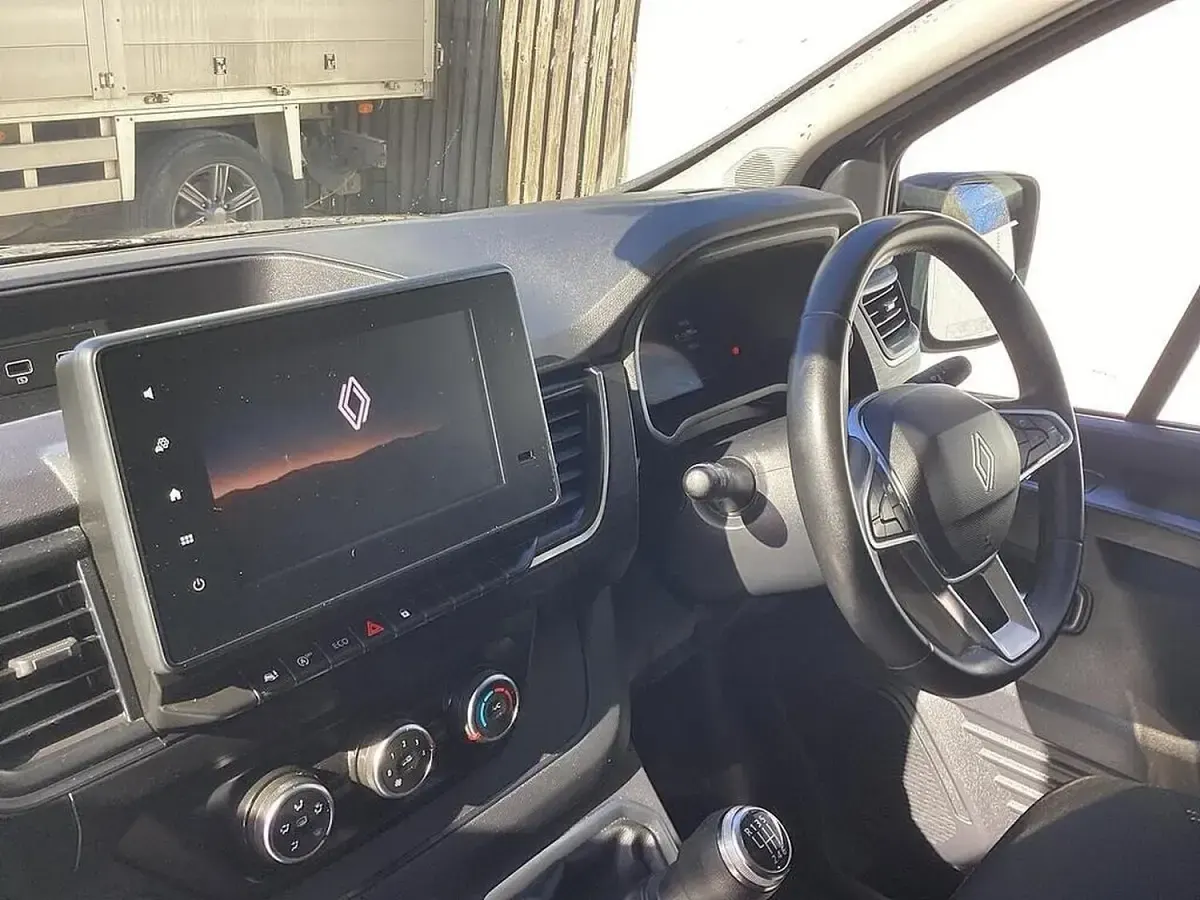 Used Renault Trafic 150 HP (110 kW) 2024 Slate grey