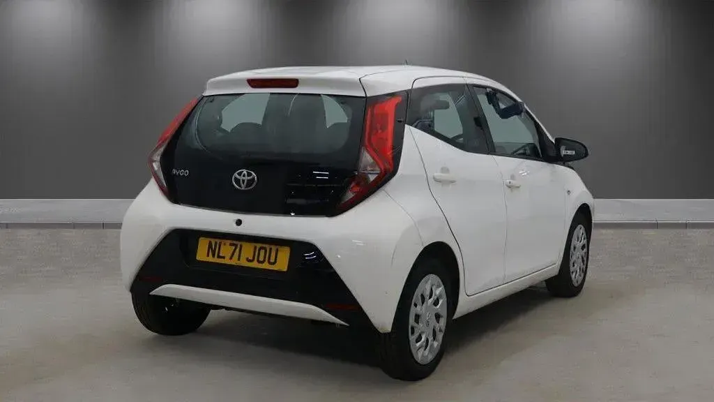 Usado Toyota Aygo X-play 71 HP (52 kW) 2021 Branco Citadino