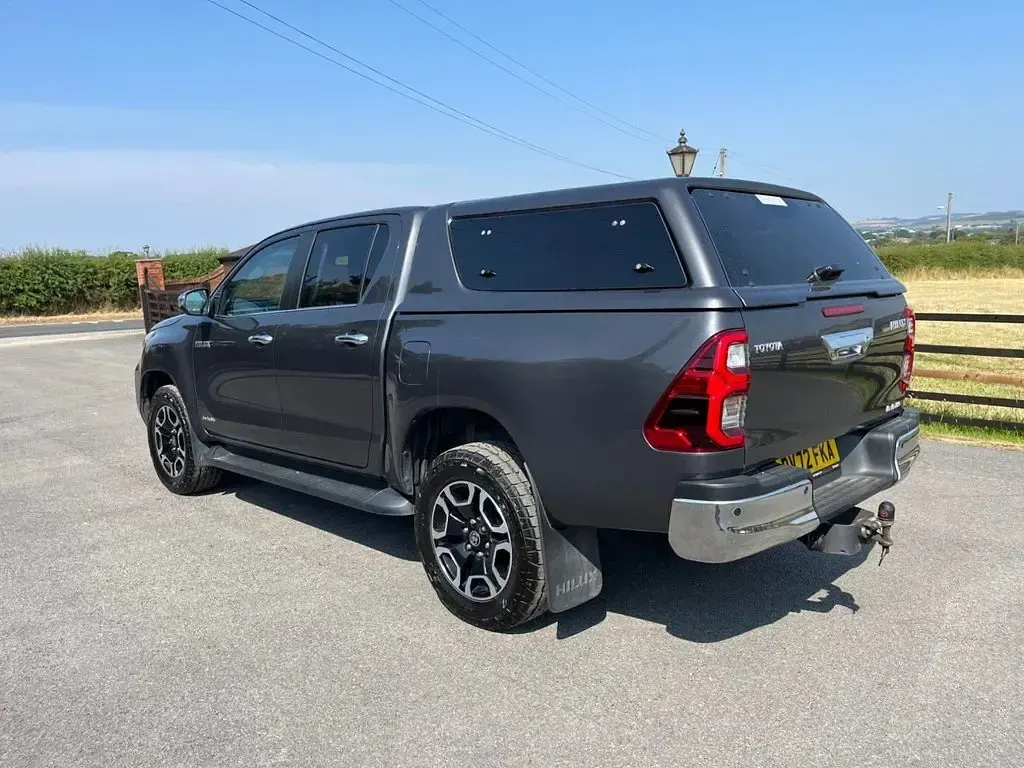 Used Toyota HiLux 150 HP (110 kW) 2022 Grey Pickup