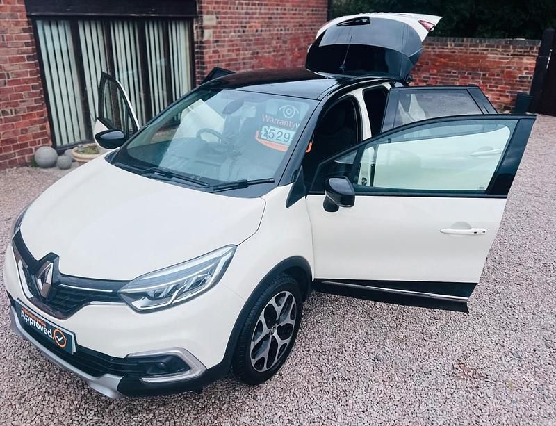 Used Renault Captur Dynamique 90 HP (66 kW) 2017 Cream SUV