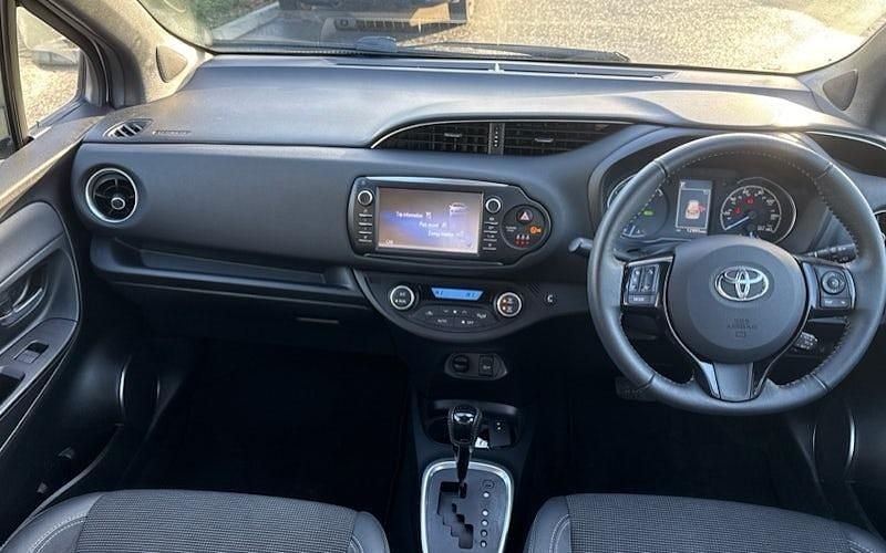 Used Toyota Yaris Hybrid 101 HP (74 kW) 2020 Blue Hatchback