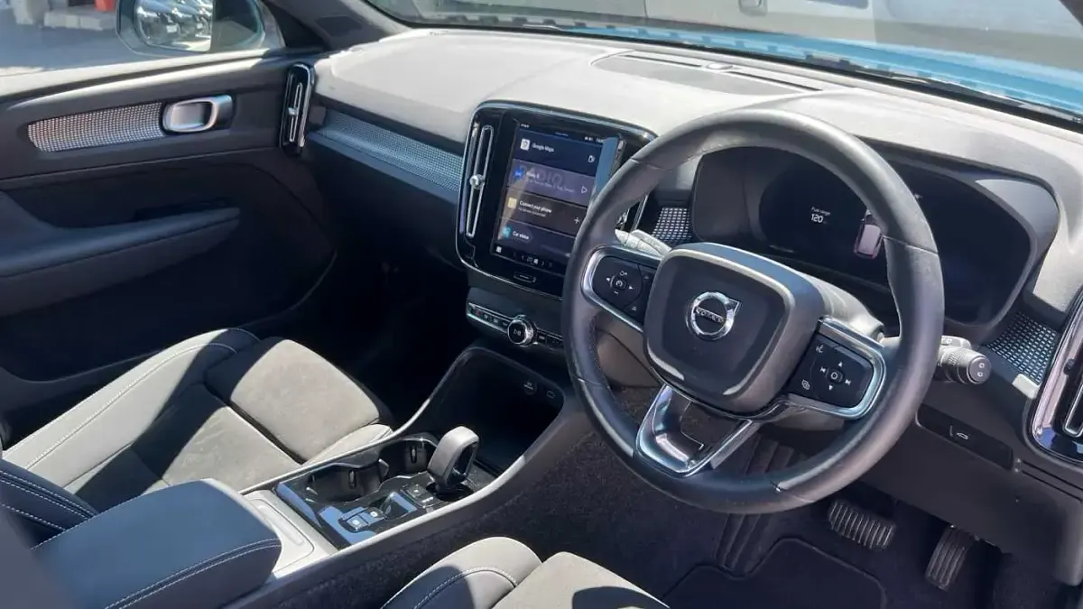 Used Volvo XC40 Plus 197 HP (144 kW) 2025 Blue SUV