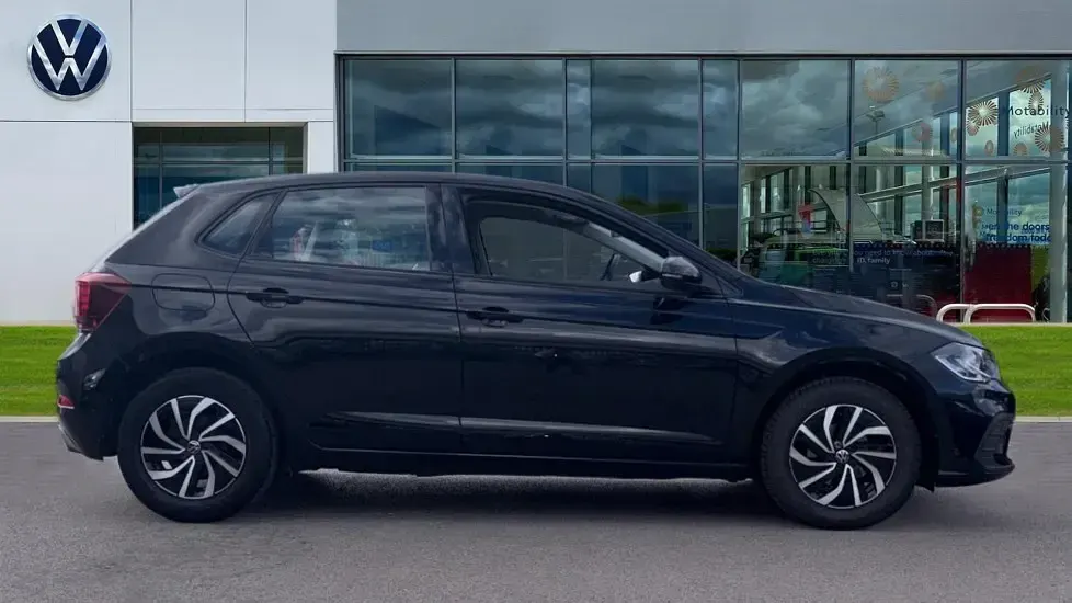 Used VW Polo Life 95 HP (69 kW) 2024 Deep black pearlescent Hatchback