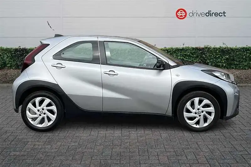Usado Toyota Aygo X PURE 72 HP (52 kW) 2023 Prateado SUV