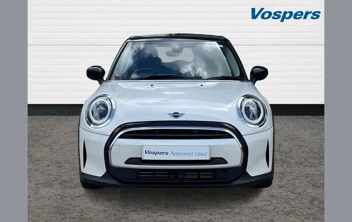 Begagnad Mini Cooper Comfort 134 HK (98 kW) 2023 Vit Halvkombi