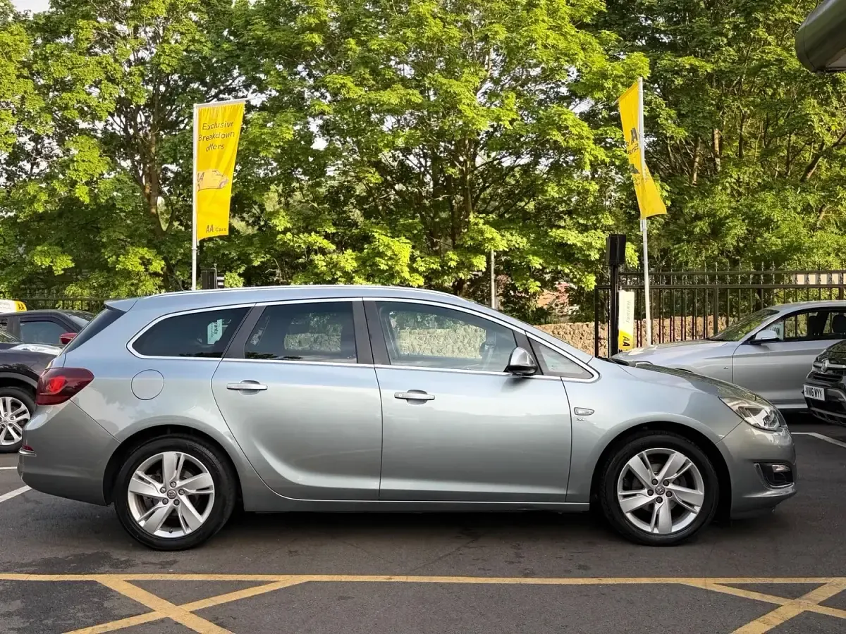 Usado Vauxhall Astra SRi 2013 Plateado Familiar