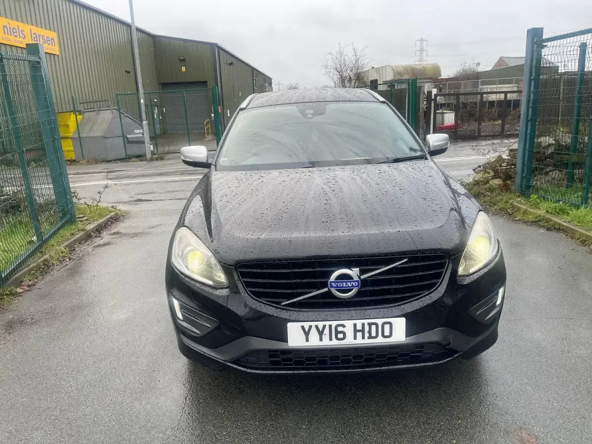 Second-hand Volvo XC60 R-Design 190 CP (139 kW) 2016 Negru SUV