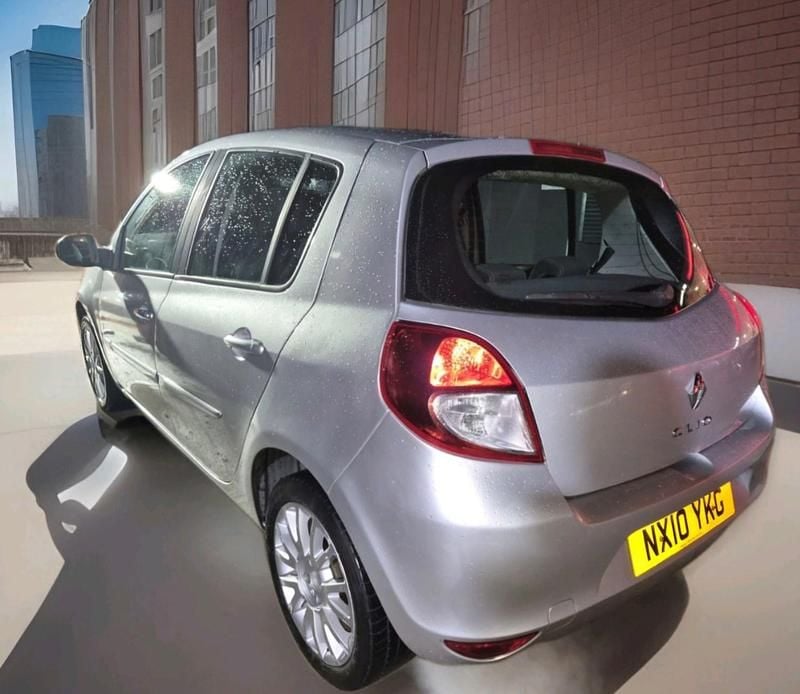 Używany Renault Clio II Dynamique 2010 Srebrny Hatchback