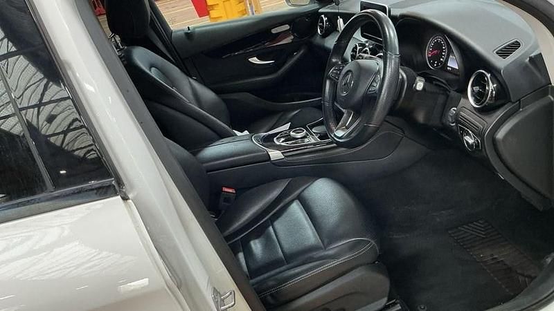 Used Mercedes GLC220 Urban 170 HP (125 kW) 2019 White SUV