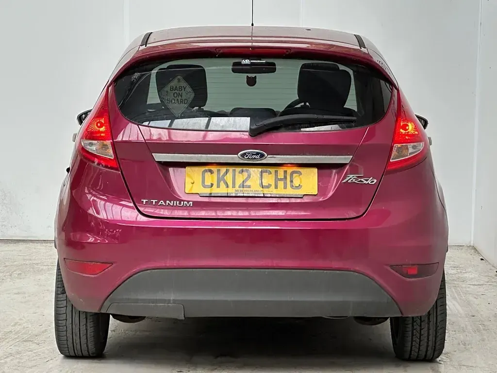 Usado Ford Fiesta Titanium 96 CV (70 kW) 2012 Rosa Utilitario