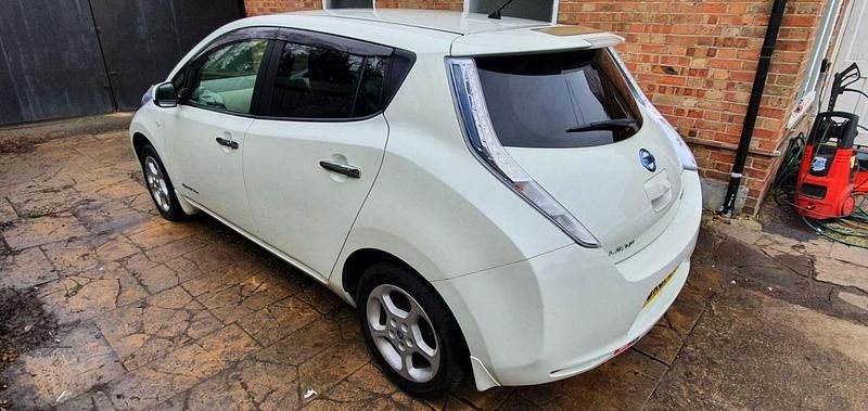 Used Nissan Leaf 80 kW (109 HP) 2011 White Hatchback