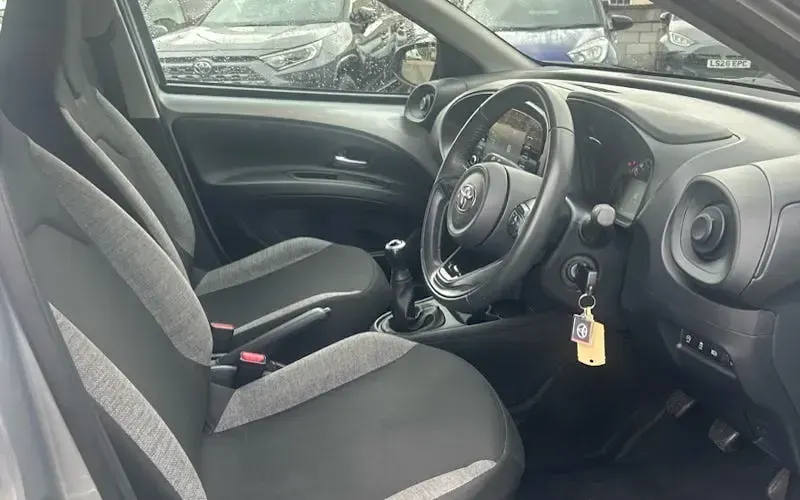 Used Toyota Aygo X PURE 72 HP (52 kW) 2023 Silver SUV