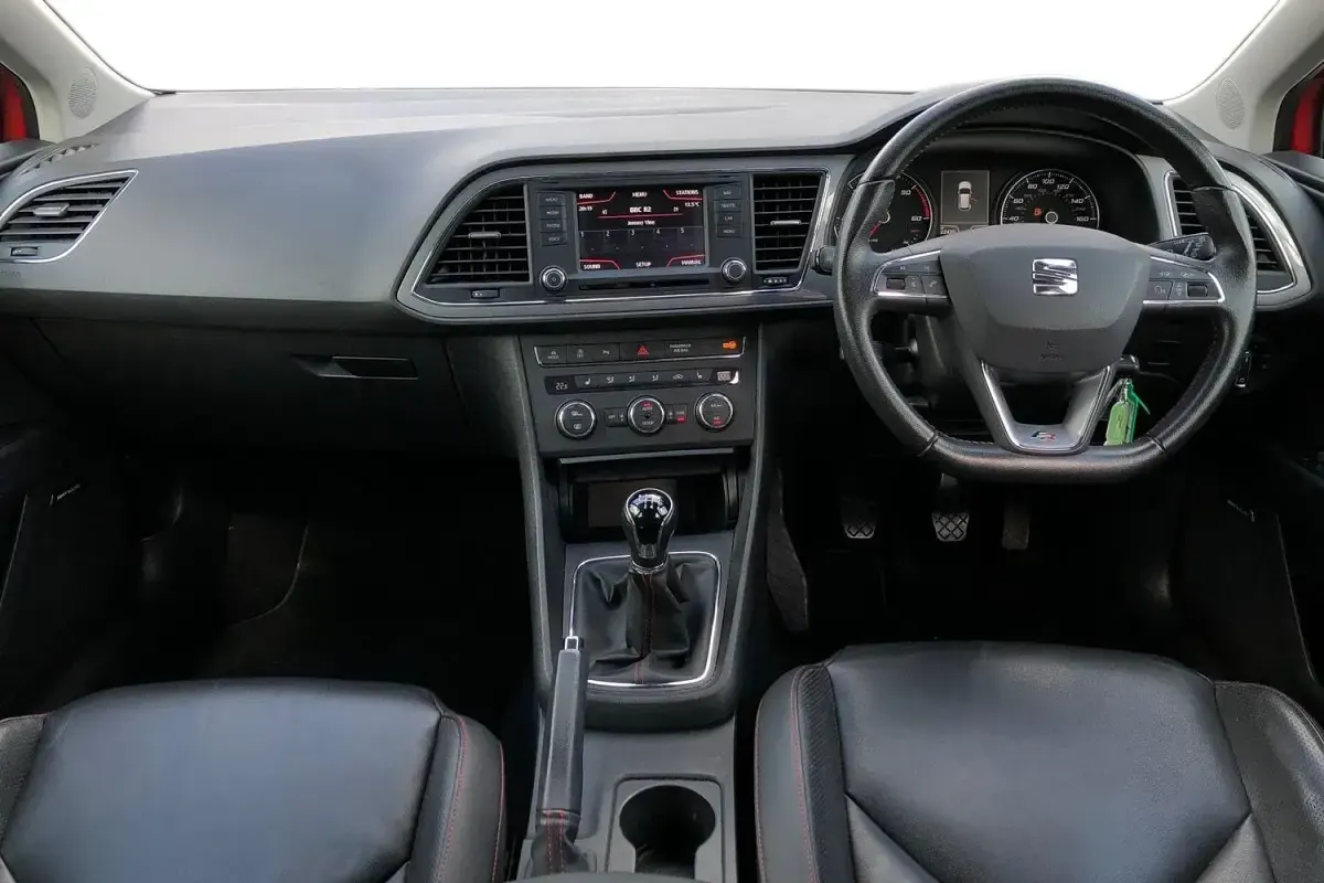 Begagnad Seat Leon FR 150 HK (110 kW) 2013 Röd Halvkombi